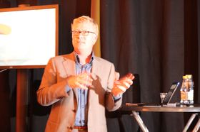 Produktsjef for Windows 8, Christian Almskog viste stolt frem Microsofts nyeste operativsystem.