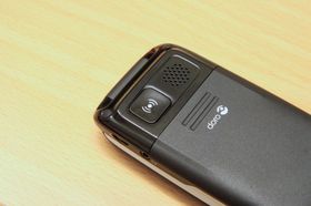 Alarmknappen på baksiden ringer opptil fem ulike telefonnummere, ett av gangen.