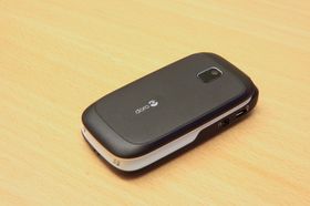 Slik ser telefonen ut når den er slått sammen. En gummiert overflate gjør at telefonen ligger godt i hånden.