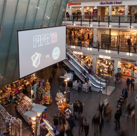 Finalen ble spilt på storskjerm på Oslo City. (Foto: Thomas Hildrum/Gamer's Paradise).