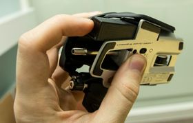 Batteriet skyves inn på undersiden, og gir et lite