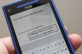 Skjermtastaturet fungerer bedre enn vi fryktet da vi så de små tastene.