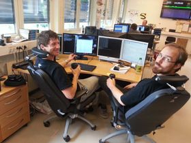 Kjetil Høyme til venstre sammen med Cisco-instruktør Jon Langseth. Kjetil ble ansatt ved skolen etter ferdig bachelor i drift.