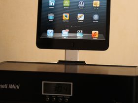 iPad mini kan spille på alle dockene vi har forsøkt ved hjelp av en adapter (den hvite dingsen på bildet).