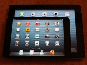 iPad mini på toppen av en iPad (3. generasjon).