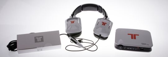 En boks full av kabler, Tritton 720+ og den medfølgende Dolby-boksen.