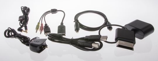 Det følger med en drøss av ulike kabler og overganger, slik at du kan koble hodesettet til omtrent alt. Det eneste som vi savnet var en Toslink-adapter for Macbrukere.