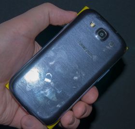 De to toppmodellene er nesten like store i overflate. Lumia 920 er imidlertid noe tykkere og hele 52 gram tyngre.