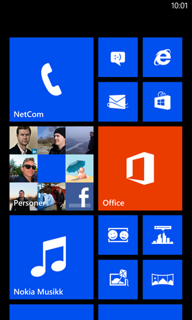 Slik ser hjemmeskjermen i Windows Phone 8 ut. Firkantene kalles tiles, og er en slags mellomting mellom vanlige programikoner og widgets.