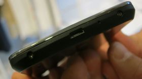 Standard microUSB plasert midt under, til glede for tilbehørsprodusentene.