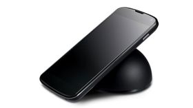 Nexus 4 får trådløs lading.