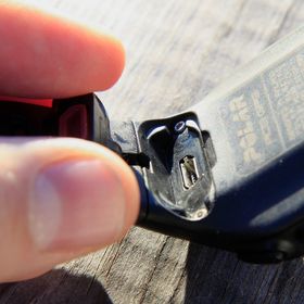 Micro-USB-kontakten på baksiden er beskyttet av et deksel som spretter på plass ved hjelp av en magnet.