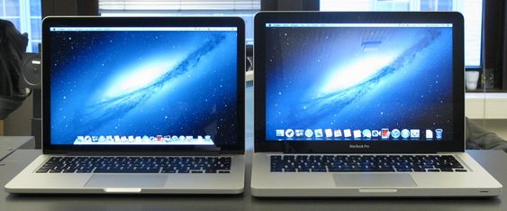 MacBook Pro med Retina-skjerm til venstre, vanlig MacBook Pro til høyre.