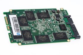 Minnebrikkene i Vector er OCZ-merket, Intel/Micron-produsert 25nm MLC.