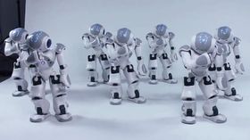 Disse robotene underholder med dans, men demonstrerer også en synkron gruppeoppførsel.