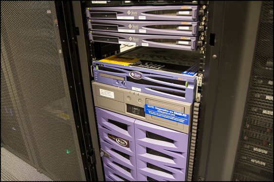 Netflix sine Open Connect-bokser monteres i slike serverskap, og har en formfaktor på 4 U – somn betyr at de tar opp fire ganger så mye plass som hver av de tynne enhetene øverst i dette bildet.
