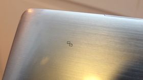NFC gjør det enkelt å utveksle data eller koble til tilbehør med utstyr som støtter dette.