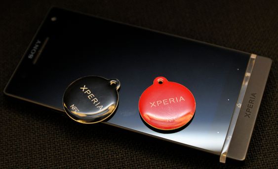 Sony leverer såkalte Smart Tags med mobilene som har NFC-støtte. Når du holder mobilen inntil en av disse kan den for eksempel skru av ringelyden og aktivere en alarm, uten at du trenger å bla gjennom menyene hver gang.