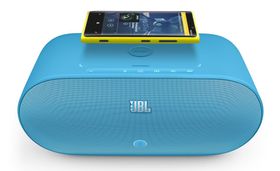 NFC kan forenkle tilkoblingen til trådløse høyttalere, slik som denne fra JBL. Akkurat denne modellen har også trådløs induksjonslading som fungerer med Nokias nye Lumia-telefoner. Flere nye teknologier samtidig, altså.
