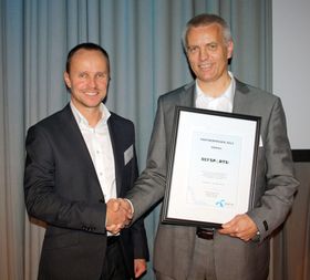Til venstre: Richard Skjærstad, salgssjef Partner i Telenor Business, til høyre: Martin Eikeland, grunnlegger og daglig leder av RefSports.