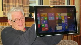Sonys nye nettbrett med Windows 8 måler 20 tommer, og er akkurat passe stort for noen. Her vist frem av Odd Richard Valmot fra Teknisk Ukeblad.