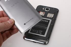 Bakdekselet til Samsung Ativ S er laget i plast, men har en tekstur som får det til å fremstå som børstet metall.