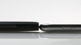 Samsung Ativ S (til høyre) er en del tynnere enn Nokia Lumia 920 (til venstre).