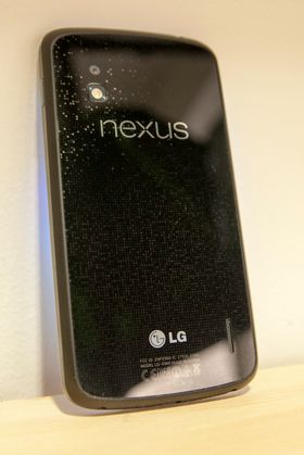 Baksiden av LG Nexus 4 er i glass, med et spraglete mønster som reflekterer lyset forskjellig alt etter hvordan du holder den.