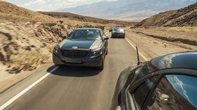 Den nye S-klassen prøvekjøres på det som ser ut til å være Artist's Drive i Death Valley.