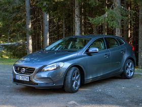 ALLEREDE SIKKER: Volvos nye V40 er ifølge Euro NCAP den sikreste bilen de har testet noen gang. Mye av æren for det må naturlig nok verdens første airbag for fotgjengere ta.