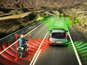 VOLVO ANNO 2020: Sensorer vil etter hvert også fungere med biler i høy hastighet, tror Volvo.