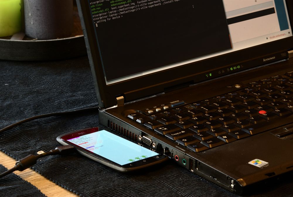 Det kan være lurt å bruke ADT (Android Development Tools) som er en del av Android SDK (Software Development Kit) for å fortelle mobilen hva den skal gjøre via en datamaskin.