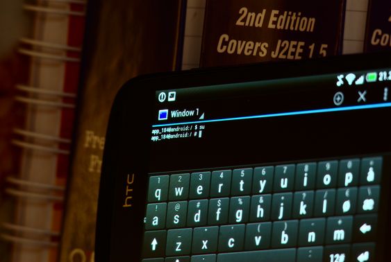 Når du er root kan du installere en terminal og se at det dukker opp en # når du logger inn som root. Det er en god følelse for enhver nerd.