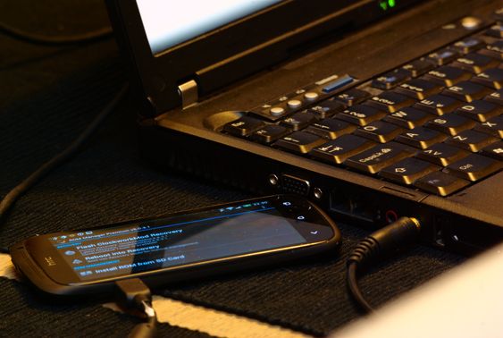 Undertegnede bruker ROM Manager for installasjon av forskjellige ROMs. CyanogenMod er spesielt mye brukt.