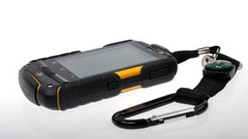 Telefonen leveres med en solid karabinkrok som du kan bruke hvis du vil feste mobilen i beltet.