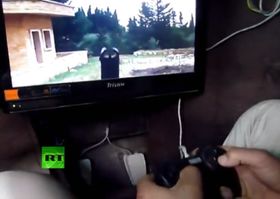 Her styrer en opprører våpenet med en PlayStation-kontroll.