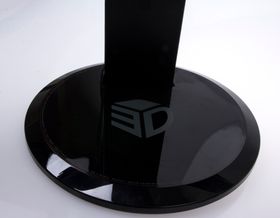 Den store 3D-logoen på foten er ikke den lekreste vi har sett. Foten blir forøvrig også raskt ripete og får fettmerker ved den minste berøring.