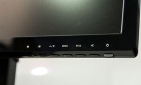 Asus bruker taktile knapper for menynavigering, noe vi foretrekker over berøringsfølsomme knapper.