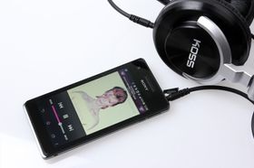 Xperia V er en underholdende mobiltelefon.