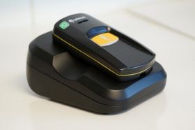 SafeMate skal etter hvert kunne lades opp med en bordlader, foreløpig er det kun micro-USB.