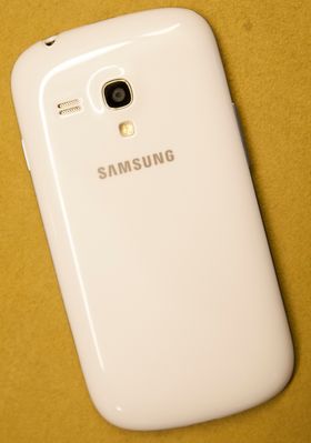 Slik ser Galaxy S III Mini ut på baksiden.