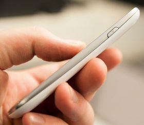 Galaxy S III Mini er god å holde i, og en hendigere størrelse enn mange av de store kraftpluggene som regjerer mobilmarkedet i dag.