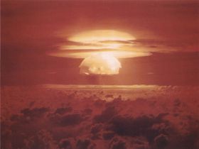 TSAR BOMBA: Soppskyen til verdens kraftigste bombe når 60.000 meter til værs, og trykkbølgen går tre ganger rundt jordkloden før den stilner.
