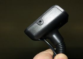 AUX inn lar deg koble mobilen til FM-adapteren.