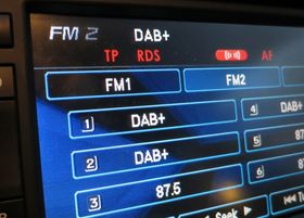 Bilen vår hadde FM-radio. Nå har den også DAB/DAB+ og håndfri over bilhøyttalerne.