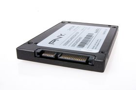 Slik ser SATA-tilkoblingene ut på en vanlig SSD – smal kontakt til datakabel, bred kontakt til strøm.