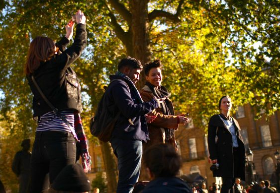 Fire smilende studenter på demonstrasjon i London 2010.