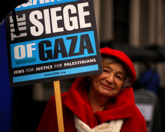 "Jews against the siege of Gaza" - denne søte gamle damen fant jeg på demonstrasjon i London i november 2012. Bildet er kanskje ikke et mesterverk, men motivet er spennende likevel. Uten øyekontakt hadde det ikke vært noe å se to ganger på.