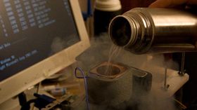 Noen ganger er selv flytende nitrogen for varmt.