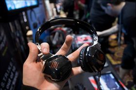 Det følger med to ulike kabler med det nye hodesettet fra Mad Catz.